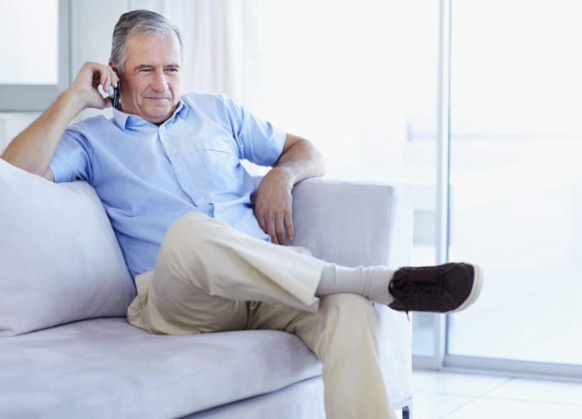 西方人,一个人,客厅,坐,笑,打电话,微笑,横图,室内,白天,正面,窗户,窗帘,靠垫,落地窗,沙发,电话,手机,欧洲,欧洲人,仅一个男性,仅一个人,仅一个中年男性,握,服装,装饰,墙,靠枕,二郎腿,拿,拿着,注视,休闲装,通讯设备,玻璃窗,墙壁,墙面,一个,衣服,蓝色,帘子,垫子,枕头,观察,看,休闲,休闲服,遮阳,搭,握着,服饰,单个,观看,华丽,修饰,点缀,察看,起居室,搭着,关注,布艺沙发,衬托,美观,雅致,雅观,客堂,交流,男人,男性,中年男性,白种人,沟通,通话,坐着,半身,彩图