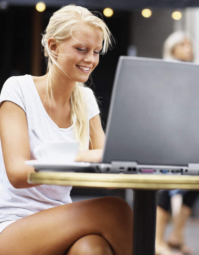 西方人,一个人,坐,笑,微笑,露齿笑,竖图,室外,白天,正面,电脑,笔记本电脑,桌面,桌子,椅子,欧洲,欧洲人,仅一个年轻女性,仅一个女性,仅一个人,敲打,阴影,服装,朦胧,模糊,光线,网络,木制,影子,二郎腿,注视,休闲装,输入,通讯设备,装饰品,衣服,白色,黑色,阳光,木制品,饰品,首饰,打字,观察,看,休闲,休闲服,服饰,手镯,观看,点击,一台,敲击,察看,无线,关注,咖啡店,通信设备,无线网络,咖啡屋,镯子,无线上网,便携式电脑,按键,手提电脑,年轻女性,女人,女性,白种人,坐着,半身,彩图,咖啡馆