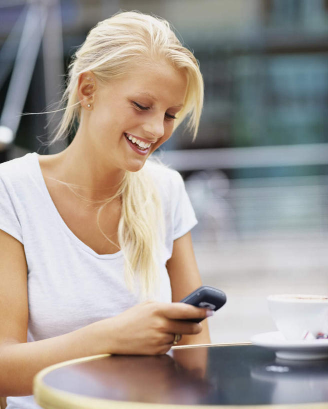 西方人,一个人,坐,笑,打电话,微笑,露齿笑,竖图,室外,白天,正面,桌面,桌子,电话,手机,椅子,欧洲,欧洲人,仅一个年轻女性,仅一个女性,仅一个人,握,阴影,服装,朦胧,模糊,光线,木制,影子,拿,拿着,注视,休闲装,通讯设备,装饰品,一个,衣服,阳光,木制品,饰品,手链,首饰,低头,观察,看,休闲,休闲服,握着,服饰,手镯,单个,观看,察看,关注,咖啡店,咖啡屋,镯子,垂头,交流,年轻女性,女人,女性,白种人,沟通,通话,坐着,半身,彩图,咖啡馆