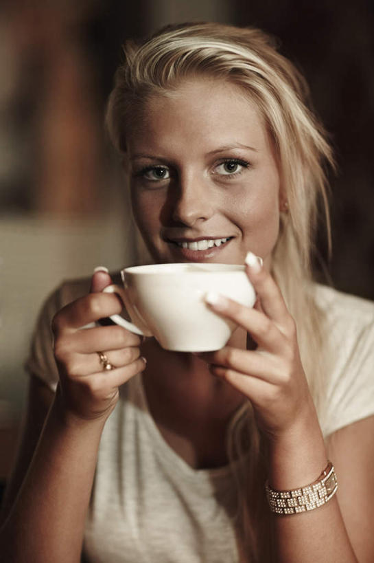 西方人,一个人,坐,捧,笑,微笑,露齿笑,竖图,室内,白天,正面,杯子,欧洲,欧洲人,仅一个年轻女性,仅一个女性,仅一个人,阴影,服装,朦胧,模糊,反射,瓷器,影子,咖啡杯,陶瓷制品,注视,休闲装,装饰品,一个,衣服,饰品,手链,首饰,观察,看,休闲,休闲服,服饰,手镯,单个,观看,察看,关注,瓷杯,镯子,年轻女性,女人,女性,白种人,端,端着,捧着,手捧,坐着,半身,彩图