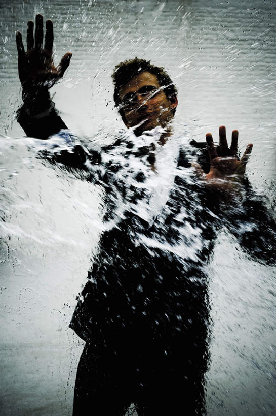 西方人,一个人,站,举,竖图,室外,白天,仰视,衬衫,西装,水,欧洲,欧洲人,仅一个男性,仅一个人,飞溅,套装,正装,溅,液体,水滴,领带,注视,职业装,水珠,仅一个年轻男性,低头,观察,看,托,站着,观看,察看,关注,喷洒,男人,男性,年轻男性,白种人,举起,举手,举着,向上举,向上伸,向上托,站立,半身,彩图,低角度拍摄,衬衣