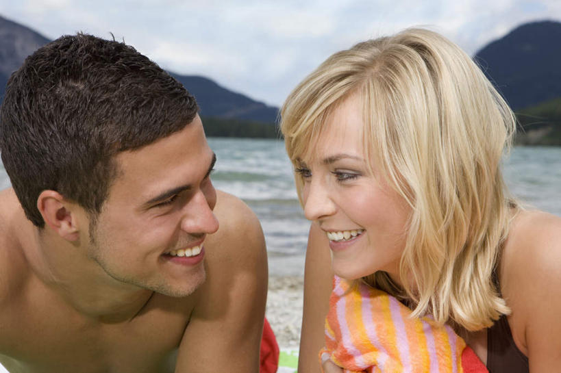 西方人,脸,头,脸颊,头发,两个人,笑,微笑,露齿笑,横图,室外,特写,白天,正面,泳装,比基尼,爱情,性感,海浪,海洋,沙滩,山,山脉,欧洲,欧洲人,阴影,光线,沙子,影子,海岸,浪花,山峰,水平线,云,云朵,海平线,沙地,山峦,浪漫,云彩,裸露,肩膀,相视,蓝色,黑色,白云,蓝天,天空,阳光,海水,群山,天,趴着,温暖,温馨,面对面,金色,恩爱,诱惑,恋人,晴朗,对视,和睦,互视,裸,相对,火辣,海景,相看,男人,男性,年轻男性,年轻女性,女人,女性,白种人,头部,长发,直发,脸部,脸蛋,面部,情侣,大海,风浪,海,海水的波动,海滩,近岸浪,涌浪,晴空,趴,半身,彩图,三点式,泳衣,伴侣,融洽,短发