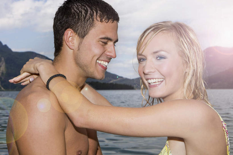 西方人,两个人,站,抱,笑,微笑,露齿笑,横图,室外,白天,侧面,泳装,比基尼,爱情,性感,海浪,海洋,山,山脉,欧洲,欧洲人,阴影,光线,影子,浪花,山峰,水平线,云,云朵,海平线,山峦,浪漫,云彩,注视,裸露,装饰品,黄色,蓝色,白云,蓝天,天空,阳光,海水,饰品,手链,首饰,群山,天,观察,看,站着,温暖,温馨,恩爱,诱惑,恋人,手镯,晴朗,抱着,观看,和睦,察看,搂着,关注,裸,镯子,火辣,海景,男人,男性,年轻男性,年轻女性,女人,女性,白种人,情侣,大海,风浪,海,海水的波动,近岸浪,涌浪,晴空,怀抱,搂,搂抱,相抱,拥抱,站立,半身,彩图,眩光,三点式,泳衣,伴侣,融洽