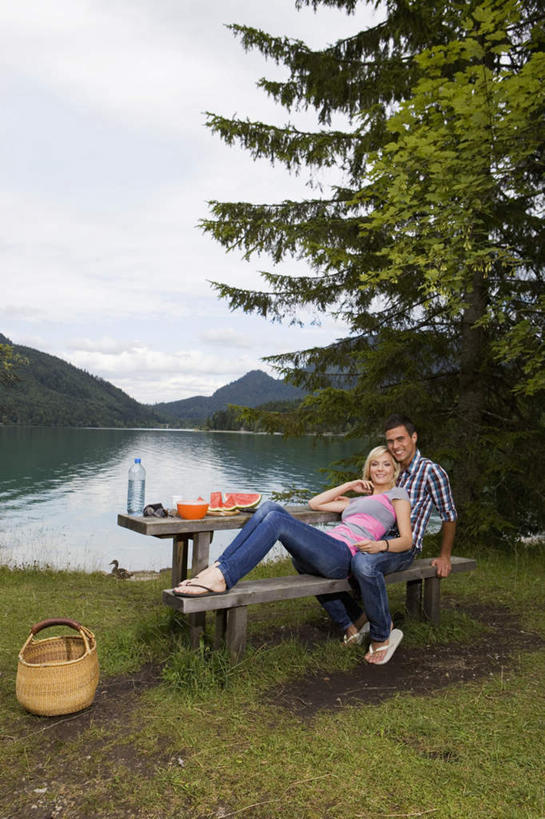 西方人,两个人,坐,笑,交叉,微笑,露齿笑,竖图,室外,白天,侧面,爱情,草地,草坪,海浪,海洋,山,山脉,植物,餐桌,桌子,竹子,西瓜,水果,椅子,欧洲,欧洲人,撑,切开,阴影,竹制,服装,新鲜,编织,光线,篮子,影子,躺椅,浪花,山峰,水平线,云,云朵,生食,食品,果实,海平线,山峦,浪漫,云彩,注视,休闲装,草,树,树木,食物,一个,衣服,蓝色,绿色,白云,蓝天,天空,阳光,自然,海水,竹篮,群山,天,观察,看,靠,靠着,切,倚靠,休闲,温暖,温馨,休闲服,石椅,恩爱,恋人,服饰,有机食品,绿色食品,生长,晴朗,单个,成长,餐台,观看,竹条,交织,和睦,察看,撑着,竹制品,倚着,关注,剖面,海景,切面,穿插,男人,男性,年轻男性,年轻女性,女人,女性,白种人,情侣,大海,风浪,海,海水的波动,近岸浪,涌浪,晴空,寒瓜,坐着,彩图,全身,伴侣,融洽