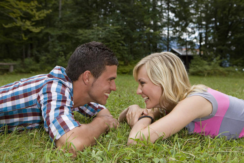 西方人,两个人,笑,微笑,露齿笑,横图,室外,白天,侧面,爱情,草地,草坪,树林,植物,欧洲,欧洲人,阴影,服装,光线,影子,浪漫,休闲装,相视,装饰品,草,树,树木,衣服,绿色,阳光,自然,饰品,手链,首饰,趴着,休闲,温暖,温馨,面对面,休闲服,恩爱,恋人,服饰,手镯,生长,成长,对视,和睦,互视,相对,镯子,相看,男人,男性,年轻男性,年轻女性,女人,女性,白种人,情侣,趴,半身,彩图,伴侣,融洽