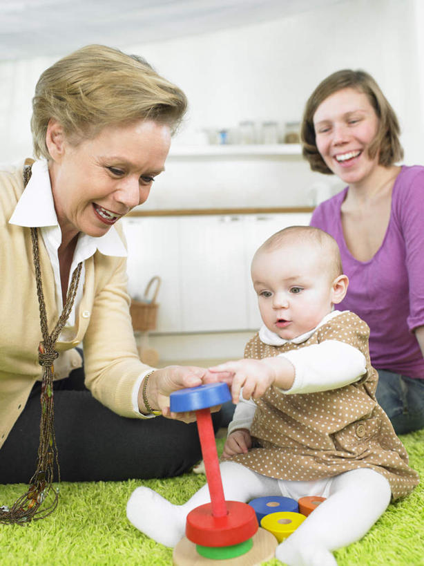 西方人,婴儿,儿童,老年人,三个人,母亲,儿子,祖母,三代同堂,坐,笑,微笑,露齿笑,竖图,室内,白天,正面,婴儿服装,游戏,纯洁,玩具,纺织品,欧洲,欧洲人,握,阴影,服装,装饰,反射,毛毯,毯子,影子,墙,拿,玩,拿着,注视,休闲装,娱乐,祖孙三代,墙壁,墙面,纺织,小孩,衣服,绿色,紫色,垫子,观察,看,休闲,温暖,温馨,母子,休闲服,可爱,母爱,童年,童趣,益智,握着,服饰,奶奶,观看,活动,祖孙,华丽,修饰,点缀,和睦,察看,发泄,关注,消遣,智力,宝宝,童真,烂漫,无邪,外婆,外祖母,外孙子,宣泄,衬托,美观,雅致,雅观,天真,老年女性,年轻女性,女人,女性,白种人,孩子,年轻人,全家福,孙子,玩耍,嬉戏,坐着,半身,彩图,婴儿服,融洽,多代同堂,妈妈