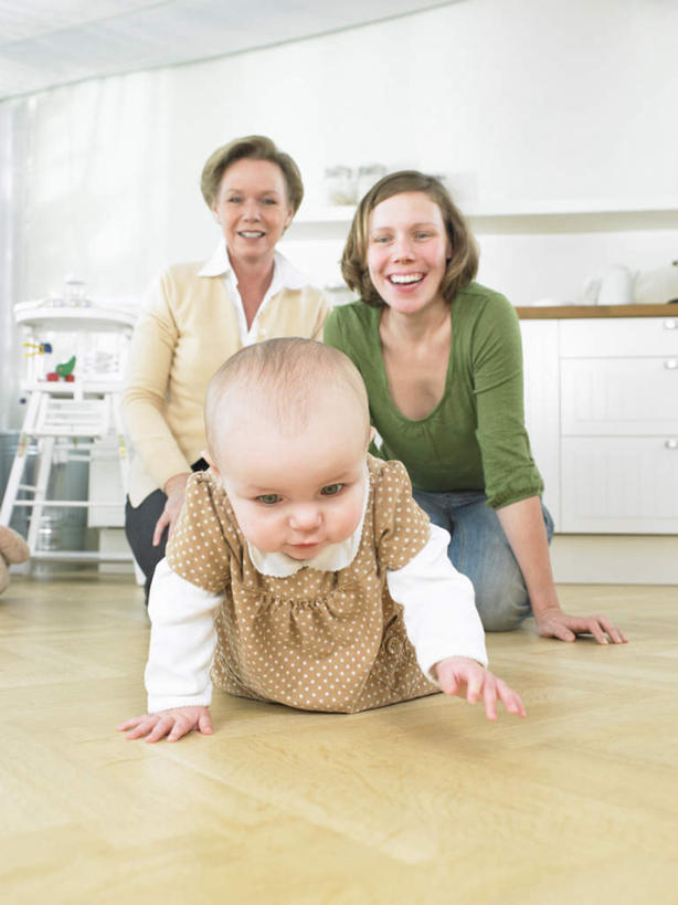 西方人,婴儿,儿童,老年人,三个人,母亲,儿子,祖母,三代同堂,栏杆,坐,笑,攀登,微笑,露齿笑,竖图,室内,白天,仰视,婴儿服装,游戏,纯洁,地板,柜子,玩具,欧洲,欧洲人,撑,阴影,服装,反射,影子,墙,围栏,地面,储物柜,玩,置物架,注视,休闲装,娱乐,祖孙三代,护栏,木地板,架子,墙壁,墙面,车,婴儿车,小孩,衣服,绿色,观察,看,休闲,温暖,温馨,母子,休闲服,爬,可爱,母爱,童年,童趣,益智,服饰,奶奶,观看,活动,祖孙,和睦,察看,撑着,储存,发泄,关注,消遣,智力,载具,宝宝,陈列架,童真,烂漫,无邪,外婆,外祖母,外孙子,宣泄,搁架,储备,蕴藏,贮备,宝宝车,婴儿手推车,婴儿推车,天真,老年女性,年轻女性,女人,女性,白种人,孩子,年轻人,全家福,孙子,攀爬,玩耍,嬉戏,坐着,彩图,低角度拍摄,全身,婴儿服,融洽,贮存,多代同堂,妈妈