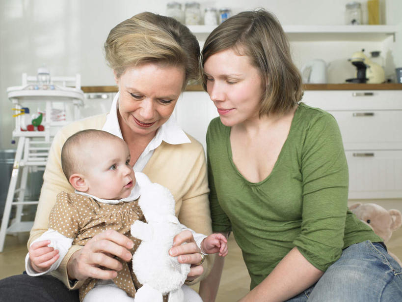 西方人,婴儿,儿童,老年人,三个人,母亲,儿子,祖母,三代同堂,栏杆,坐,抱,笑,微笑,露齿笑,横图,室内,白天,正面,婴儿服装,游戏,纯洁,地板,柜子,玩具,欧洲,欧洲人,握,阴影,服装,反射,影子,墙,围栏,地面,储物柜,拿,玩,置物架,拿着,注视,休闲装,娱乐,祖孙三代,护栏,木地板,架子,墙壁,墙面,车,婴儿车,小孩,衣服,绿色,低头,观察,看,休闲,温暖,温馨,母子,休闲服,可爱,母爱,童年,童趣,益智,握着,服饰,奶奶,抱着,观看,活动,祖孙,和睦,察看,搂着,储存,发泄,关注,消遣,智力,载具,宝宝,陈列架,童真,烂漫,无邪,外婆,外祖母,外孙子,宣泄,搁架,储备,蕴藏,贮备,宝宝车,婴儿手推车,婴儿推车,天真,老年女性,年轻女性,女人,女性,白种人,孩子,年轻人,全家福,孙子,怀抱,搂,搂抱,玩耍,嬉戏,相抱,拥抱,坐着,半身,彩图,婴儿服,融洽,贮存,多代同堂,妈妈