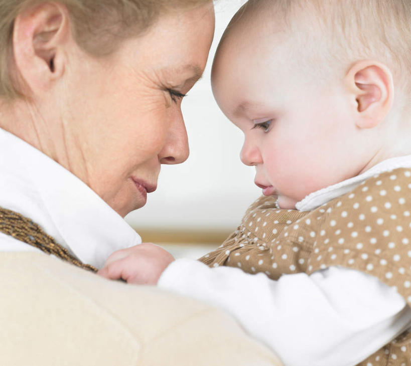 西方人,婴儿,儿童,老年人,脸,头,脸颊,头发,两个人,家庭,祖母,抱,笑,微笑,横图,室内,特写,白天,侧面,婴儿服装,纯洁,欧洲,欧洲人,阴影,服装,朦胧,模糊,反射,影子,墙,休闲装,肩膀,相视,墙壁,墙面,小孩,衣服,休闲,温暖,温馨,一家人,面对面,休闲服,金色,可爱,服饰,活泼,奶奶,抱着,祖孙,对视,和睦,互视,搂着,宝宝,相对,纯真,烂漫,无邪,外婆,外祖母,外孙,相看,外孙子,伶俐,天真,老年女性,女人,女性,白种人,孩子,头部,卷发,直发,脸部,脸蛋,面部,孙子,怀抱,搂,搂抱,相抱,拥抱,半身,彩图,婴儿服,融洽,短发