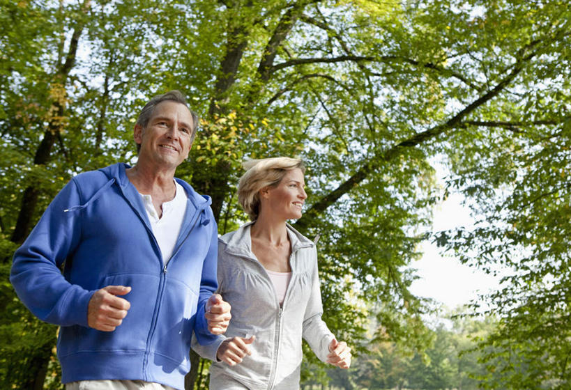 西方人,中年人,两个人,家庭,夫妻,跑,笑,微笑,露齿笑,横图,室外,白天,仰视,运动服,爱情,锻炼,运动,美景,树林,植物,欧洲,欧洲人,阴影,服装,光线,影子,景观,浪漫,注视,树,树木,衣服,蓝色,绿色,灰色,阳光,自然,观察,看,温暖,温馨,一家人,景色,恩爱,恋人,服饰,生长,成长,观看,和睦,察看,衣着,穿着,关注,自然风光,衣饰,体育,男人,男性,女人,女性,中年男性,中年女性,白种人,夫妇,情侣,跑步,半身,彩图,低角度拍摄,健身,伴侣,融洽,运动装