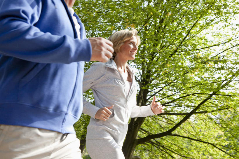 西方人,中年人,两个人,家庭,夫妻,跑,笑,微笑,露齿笑,横图,室外,白天,仰视,运动服,爱情,锻炼,运动,美景,树林,植物,欧洲,欧洲人,阴影,服装,光线,影子,景观,浪漫,注视,树,树木,衣服,蓝色,绿色,灰色,阳光,自然,观察,看,温暖,温馨,一家人,景色,恩爱,恋人,服饰,生长,成长,观看,和睦,察看,衣着,穿着,关注,自然风光,衣饰,体育,男人,男性,女人,女性,中年男性,中年女性,白种人,夫妇,情侣,跑步,半身,彩图,低角度拍摄,健身,伴侣,融洽,运动装