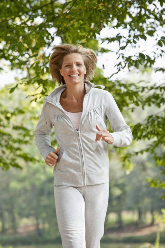 西方人,一个人,跑,笑,微笑,露齿笑,竖图,室外,白天,正面,运动服,锻炼,运动,美景,树林,植物,欧洲,欧洲人,仅一个女性,仅一个人,阴影,服装,光线,影子,景观,注视,树,树木,衣服,绿色,灰色,阳光,自然,观察,看,仅一个中年女性,景色,服饰,生长,成长,观看,察看,衣着,穿着,关注,自然风光,衣饰,体育,女人,女性,中年女性,白种人,跑步,半身,彩图,健身,运动装