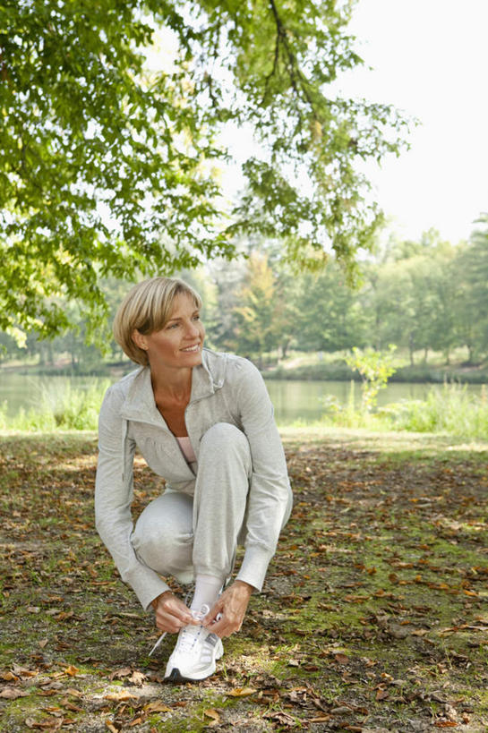 西方人,一个人,蹲,竖图,室外,白天,正面,运动服,锻炼,旅游,度假,运动,草地,草坪,河流,美景,树林,水,植物,欧洲,欧洲人,仅一个女性,仅一个人,握,阴影,服装,朦胧,模糊,光线,影子,河水,景观,水流,拿,拿着,注视,娱乐,草,树,树木,衣服,绿色,灰色,阳光,自然,观察,看,仅一个中年女性,享受,休闲,景色,放松,握着,服饰,生长,成长,观看,察看,衣着,穿着,关注,自然风光,室外运动,户外运动,衣饰,女人,女性,中年女性,白种人,蹲着,彩图,全身,健身,运动装