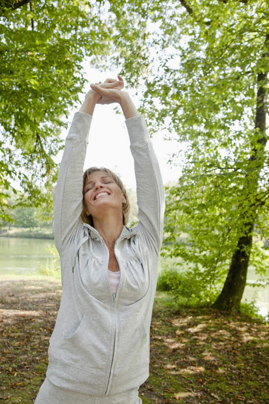 西方人,一个人,站,举,竖图,室外,白天,正面,运动服,锻炼,旅游,度假,运动,草地,草坪,河流,美景,树林,水,植物,欧洲,欧洲人,仅一个女性,仅一个人,阴影,服装,朦胧,模糊,光线,影子,河水,景观,水流,注视,娱乐,草,树,树木,衣服,绿色,灰色,阳光,自然,看,托,站着,仅一个中年女性,享受,休闲,景色,放松,服饰,生长,成长,衣着,穿着,关注,自然风光,室外运动,户外运动,衣饰,女人,女性,中年女性,白种人,举起,举手,举着,抬头,向上举,向上伸,向上托,仰头,站立,半身,彩图,健身,运动装