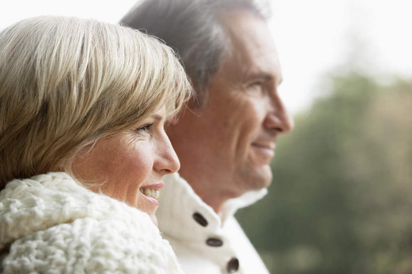 西方人,中年人,脸,头,脸颊,头发,两个人,家庭,夫妻,站,笑,微笑,露齿笑,横图,室外,特写,白天,侧面,爱情,树林,植物,欧洲,欧洲人,阴影,服装,朦胧,模糊,装饰,光线,影子,浪漫,注视,休闲装,肩膀,树,树木,衣服,绿色,白色,灰色,天空,阳光,自然,围巾,天,观察,看,站着,休闲,温暖,温馨,一家人,休闲服,金色,恩爱,恋人,服饰,生长,晴朗,成长,围脖,观看,保暖,华丽,点缀,和睦,察看,御寒,关注,万里无云,衬托,美观,雅致,雅观,男人,男性,女人,女性,中年男性,中年女性,白种人,头部,直发,脸部,脸蛋,面部,夫妇,情侣,晴空,晴空万里,站立,半身,彩图,伴侣,融洽,短发