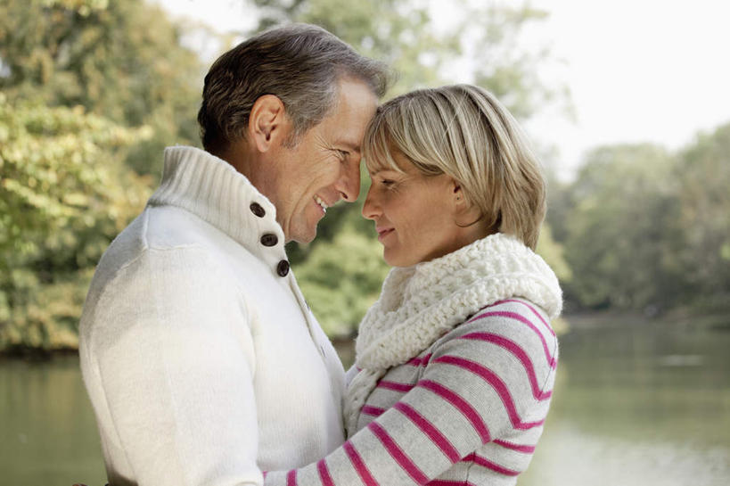 西方人,中年人,两个人,家庭,夫妻,站,抱,笑,微笑,露齿笑,横图,室外,白天,侧面,爱情,河流,美景,树林,水,植物,欧洲,欧洲人,阴影,服装,朦胧,模糊,光线,影子,河水,景观,水流,浪漫,休闲装,相视,树,树木,衣服,粉色,绿色,白色,天空,阳光,自然,天,站着,休闲,温暖,温馨,一家人,面对面,休闲服,景色,恩爱,恋人,服饰,生长,晴朗,成长,抱着,对视,和睦,互视,搂着,自然风光,相对,万里无云,相看,男人,男性,女人,女性,中年男性,中年女性,白种人,夫妇,情侣,晴空,晴空万里,怀抱,搂,搂抱,相抱,拥抱,站立,半身,彩图,伴侣,融洽