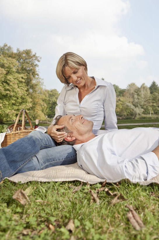 西方人,中年人,两个人,家庭,夫妻,坐,躺,交叉,竖图,室外,白天,正面,爱情,草地,草坪,树林,植物,竹子,纺织品,欧洲,欧洲人,阴影,竹制,服装,装饰,编织,光线,篮子,毛毯,毯子,影子,云,云朵,浪漫,云彩,休闲装,相视,草,树,树木,纺织,衣服,蓝色,绿色,白云,蓝天,天空,阳光,自然,竹篮,垫子,天,休闲,温暖,温馨,一家人,面对面,休闲服,恩爱,恋人,服饰,生长,晴朗,成长,竹条,对视,华丽,修饰,交织,点缀,和睦,竹制品,互视,相对,相看,衬托,美观,雅致,雅观,穿插,卧着,男人,男性,女人,女性,中年男性,中年女性,白种人,夫妇,情侣,晴空,躺着,卧,坐着,半身,彩图,伴侣,融洽