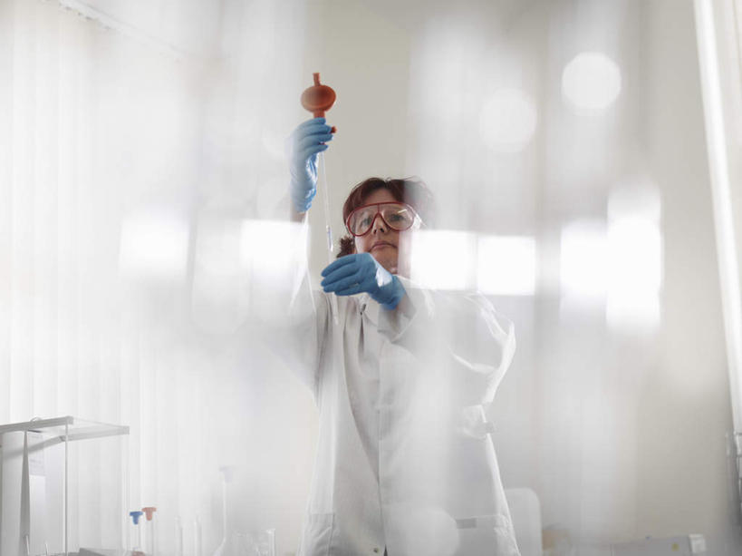 西方人,一个人,科学家,站,举,横图,室内,白天,仰视,工作服,制服,安全,欧洲,欧洲人,仅一个男性,仅一个人,仅一个中年男性,握,阴影,朦胧,模糊,反射,眼镜,影子,墙,防护,拿,拿着,注视,墙壁,墙面,白色,手套,观察,看,托,站着,握着,观看,护目镜,保护,察看,科研人员,关注,保险,研究者,科学研究者,保全,周全,安稳,安定,防护手套,安全防护眼镜,工作制服,平安,男人,男性,中年男性,白种人,科学工作者,举起,举手,举着,向上举,向上伸,向上托,站立,半身,彩图,低角度拍摄,工作套服,防护眼镜