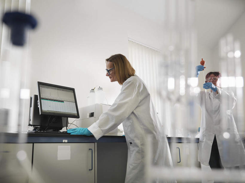 东方人,西方人,两个人,同事,科学家,站,举,横图,室内,白天,仰视,工作服,制服,安全,成功,合作,团队,集体,信心,电脑,显示器,鼠标,键盘,桌子,欧洲,欧洲人,亚洲,握,阴影,朦胧,模糊,反射,网络,眼镜,影子,办公桌,墙,实验室,研究室,防护,拿,拿着,注视,黄种人,输入设备,通讯设备,队伍,墙壁,墙面,白色,手套,观察,看,托,站着,台式电脑,握着,观看,护目镜,保护,察看,领导,科研人员,成就,关注,保险,通信设备,研究者,合伙,领袖,输出设备,试验室,科学研究者,保全,周全,安稳,安定,防护手套,安全防护眼镜,工作制服,平安,男人,男性,女人,女性,中年男性,中年女性,白种人,亚洲人,科学工作者,举起,举手,举着,向上举,向上伸,向上托,站立,半身,彩图,低角度拍摄,工作套服,防护眼镜