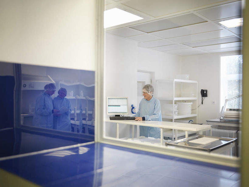 西方人,三个人,同事,医生,医院,站,横图,室内,白天,正面,工作服,制服,成功,合作,团队,集体,信心,桌子,帽子,照明,欧洲,欧洲人,阴影,光线,影子,办公桌,墙,灯光,注视,队伍,顶灯,墙壁,墙面,灯,灯具,观察,看,站着,医护人员,医疗人员,观看,照亮,察看,领导,照明设备,成就,关注,合伙,领袖,医疗机构,医生帽,工作制服,男人,男性,女人,女性,中年男性,中年女性,白种人,大夫,站立,半身,彩图,工作套服,病院,诊所