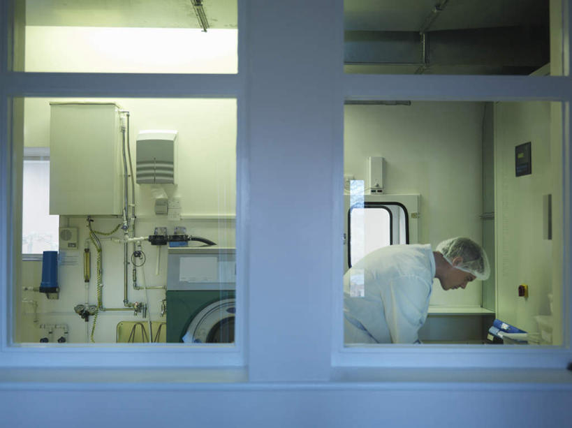 西方人,一个人,医生,医院,站,横图,室内,白天,侧面,工作服,制服,机器,摆设,窗户,帽子,欧洲,欧洲人,仅一个男性,仅一个人,弯腰,阴影,光线,影子,灯光,注视,设备,玻璃窗,仅一个年轻男性,白色,观察,看,站着,医护人员,医疗人员,机械,观看,察看,白大褂,关注,装备,医疗机构,医生帽,弯身,工作制服,设置,男人,男性,年轻男性,白种人,大夫,站立,半身,彩图,工作套服,病院,诊所