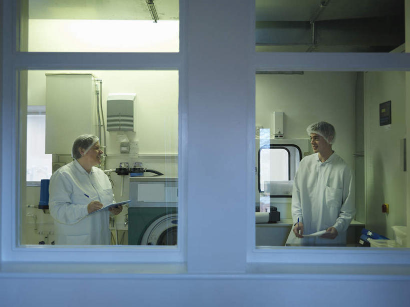 西方人,三个人,同事,医生,医院,站,横图,室内,白天,正面,工作服,制服,成功,合作,团队,集体,信心,机器,摆设,窗户,帽子,欧洲,欧洲人,握,阴影,光线,笔,影子,灯光,办公用品,拿,拿着,设备,队伍,水笔,玻璃窗,相视,文具,白色,学习用品,站着,医护人员,医疗人员,面对面,机械,握着,对视,文具用品,领导,互视,白大褂,成就,相对,记录板,装备,合伙,领袖,记事板,医疗机构,医生帽,相看,工作制服,设置,男人,男性,年轻男性,女人,女性,中年女性,白种人,大夫,站立,半身,彩图,工作套服,病院,诊所