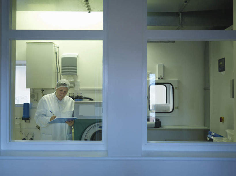 西方人,一个人,医生,医院,站,横图,室内,白天,正面,工作服,制服,机器,摆设,窗户,欧洲,欧洲人,仅一个女性,仅一个人,握,阴影,光线,笔,影子,灯光,办公用品,拿,拿着,注视,设备,水笔,玻璃窗,文具,白色,学习用品,低头,观察,看,站着,仅一个中年女性,医护人员,医疗人员,机械,握着,观看,文具用品,察看,关注,记录板,装备,记事板,医疗机构,工作制服,设置,女人,女性,中年女性,白种人,大夫,站立,半身,彩图,工作套服,病院,诊所