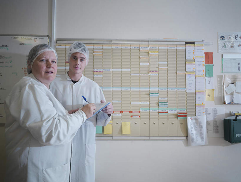 西方人,两个人,同事,医生,医院,站,横图,室内,白天,仰视,工作服,制服,成功,合作,团队,集体,信心,帽子,欧洲,欧洲人,握,阴影,反射,粘性,笔,影子,墙,走道,走廊,过道,办公用品,便利贴,便签,拿,拿着,注视,队伍,水笔,墙壁,墙面,文具,白色,白板,容器,学习用品,箱子,观察,看,站着,医护人员,医疗人员,握着,观看,储藏,办公设备,文具用品,记事,察看,急救箱,便利,领导,白大褂,成就,储存,关注,记录板,合伙,领袖,记事板,医疗机构,医生帽,快捷,文化工具,方便,N次贴,便条贴,告诉贴,即时贴,工作制服,男人,男性,年轻男性,女人,女性,中年女性,白种人,大夫,站立,半身,彩图,低角度拍摄,工作套服,病院,诊所,贮存