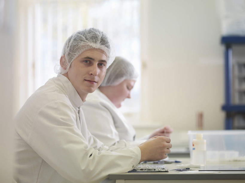 两个人,同事,医生,医院,坐,横图,室内,白天,侧面,工作服,制服,成功,合作,团队,集体,信心,窗户,窗帘,桌子,帽子,握,阴影,朦胧,模糊,装饰,反射,影子,塑料,办公桌,墙,拿,拿着,扭头,注视,队伍,玻璃窗,墙壁,墙面,盒子,白色,帘子,容器,塑料制品,观察,看,转头,医护人员,医疗人员,遮阳,握着,观看,储藏,华丽,修饰,点缀,察看,领导,白大褂,成就,储存,关注,合伙,领袖,医疗机构,医生帽,衬托,美观,雅致,雅观,工作制服,男人,男性,年轻男性,女人,女性,中年女性,大夫,坐着,半身,彩图,工作套服,病院,诊所,贮存