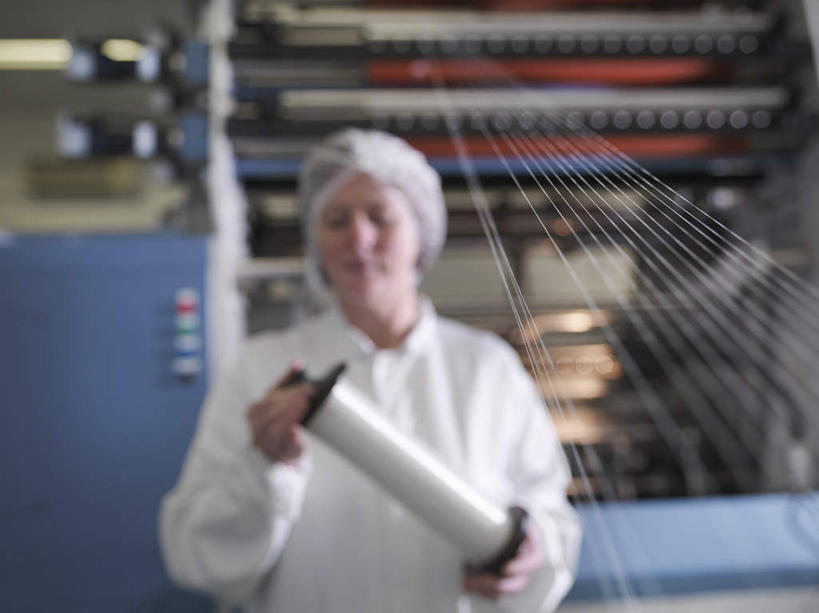 西方人,一个人,工厂,站,横图,室内,白天,正面,工作服,制服,纺织业,零件,电路,帽子,欧洲,欧洲人,仅一个女性,仅一个人,关闭,握,阴影,织布,朦胧,模糊,反射,工具,线,影子,拿,拿着,注视,开关,纺织,工人,白色,按钮,打开,观察,看,站着,仅一个中年女性,握着,工业,观看,纺织厂,察看,纺纱,开启,关注,纺织工,线轴,闭合,工作制服,纺车,女人,女性,中年女性,白种人,站立,半身,彩图,工作套服,制造厂