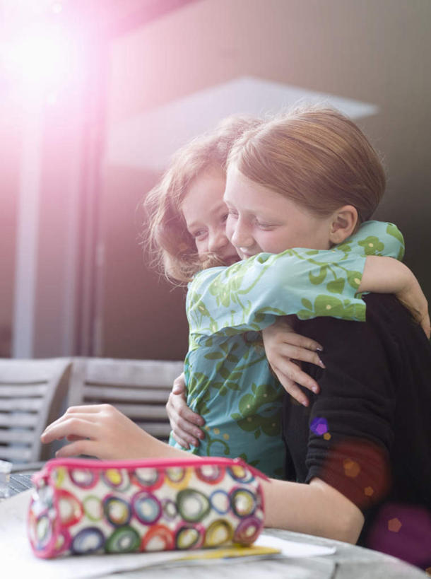 西方人,儿童,两个人,家庭,坐,抱,竖图,室外,白天,侧面,纯洁,桌面,桌子,椅子,欧洲,欧洲人,握,阴影,服装,光线,木制,影子,木椅,办公用品,拿,铅笔盒,拿着,注视,休闲装,盒子,文具,一个,小孩,衣服,红色,绿色,黑色,阳光,木制品,容器,学习用品,观察,看,休闲,温暖,温馨,一家人,休闲服,可爱,童年,童趣,握着,服饰,单个,抱着,观看,储藏,文具用品,和睦,察看,搂着,储存,关注,童真,烂漫,无邪,天真,女孩,女人,女性,白种人,孩子,怀抱,搂,搂抱,相抱,拥抱,坐着,半身,彩图,眩光,融洽,贮存,女生