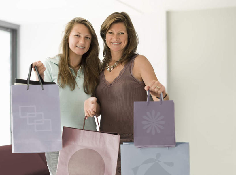 西方人,儿童,中年人,两个人,家庭,母亲,女儿,站,笑,微笑,露齿笑,横图,室内,白天,正面,购物,纯洁,消费,窗户,袋子,项链,欧洲,欧洲人,握,服装,包装袋,手提袋,墙,购物袋,拿,拎,拿着,注视,休闲装,玻璃窗,墙壁,墙面,装饰品,小孩,衣服,饰品,首饰,观察,看,站着,休闲,温暖,温馨,母女,一家人,休闲服,可爱,母爱,童年,童趣,握着,金融,服饰,观看,和睦,察看,购买,关注,贸易,童真,烂漫,无邪,天真,女孩,女人,女性,中年女性,白种人,孩子,站立,半身,彩图,融洽,女生,拎着