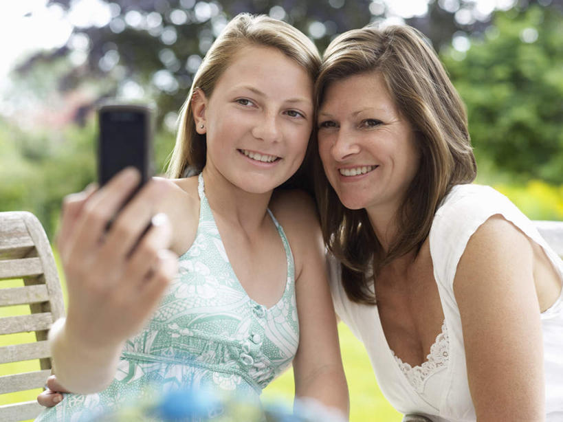 西方人,儿童,中年人,两个人,家庭,母亲,女儿,坐,笑,打电话,微笑,露齿笑,横图,室外,白天,正面,纯洁,植物,电话,手机,椅子,欧洲,欧洲人,握,服装,朦胧,模糊,拿,拿着,注视,休闲装,通讯设备,树,树木,小孩,衣服,绿色,自然,观察,看,靠,靠着,休闲,温暖,温馨,母女,一家人,休闲服,可爱,母爱,童年,童趣,握着,服饰,生长,成长,观看,和睦,察看,关注,童真,烂漫,无邪,交流,天真,女孩,女人,女性,中年女性,白种人,孩子,沟通,通话,坐着,半身,彩图,融洽,女生