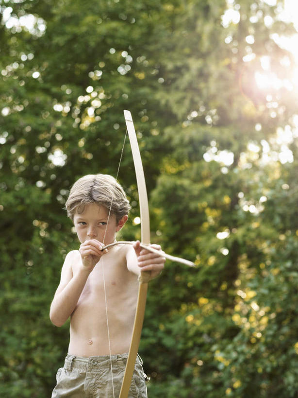 西方人,儿童,一个人,竖图,室外,白天,正面,锻炼,快乐,纯洁,比赛,运动,竞争,射箭,植物,欧洲,欧洲人,仅一个男性,仅一个人,握,阴影,裤子,光线,弓箭,影子,拿,拿着,注视,娱乐,裸露,树,树木,小孩,绿色,阳光,自然,观察,看,仅一个小孩,休闲,可爱,童年,童趣,握着,生长,成长,观看,察看,体育运动,关注,裸,箭术,童真,烂漫,无邪,体育,天真,射箭运动,男孩,男人,男性,白种人,孩子,半身,彩图,健身,男生