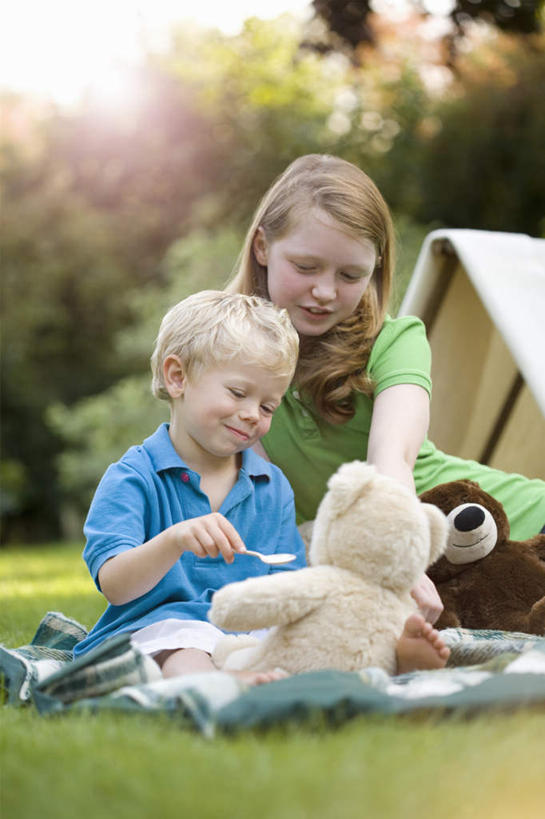 西方人,儿童,两个人,伙伴,朋友,坐,笑,微笑,露齿笑,竖图,室外,白天,正面,游戏,友谊,纯洁,草地,草坪,树林,植物,熊,玩具,欧洲,欧洲人,握,阴影,服装,光线,玩偶,影子,坐垫,泰迪熊,拿,玩,拿着,注视,休闲装,娱乐,草,树,树木,小孩,衣服,绿色,阳光,自然,玩具熊,观察,看,休闲,休闲服,可爱,童年,童趣,益智,握着,服饰,毛绒玩具,生长,成长,观看,安慰,察看,发泄,关注,消遣,童真,烂漫,无邪,宣泄,野餐垫,野餐地毯,多功能毯,罗斯福熊,天真,友情,男孩,男人,男性,女孩,女人,女性,白种人,玩耍,嬉戏,坐着,半身,彩图,男生,女生