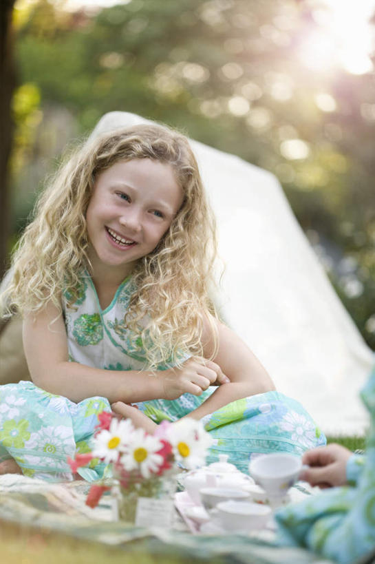 西方人,儿童,一个人,坐,笑,微笑,露齿笑,竖图,室外,白天,正面,旅游,度假,纯洁,草地,草坪,树林,植物,杯子,欧洲,欧洲人,仅一个女性,仅一个人,阴影,服装,朦胧,模糊,盛开,光线,影子,帐篷,花蕾,注视,休闲装,娱乐,草,花,花瓣,花朵,鲜花,树,树木,小孩,衣服,绿色,阳光,自然,水杯,花苞,花蕊,观察,看,仅一个小孩,享受,休闲,休闲服,放松,可爱,童年,童趣,服饰,生长,成长,观看,察看,关注,露营,野营,童真,烂漫,无邪,宿营,天真,女孩,女人,女性,白种人,孩子,茶杯,坐着,半身,彩图,女生