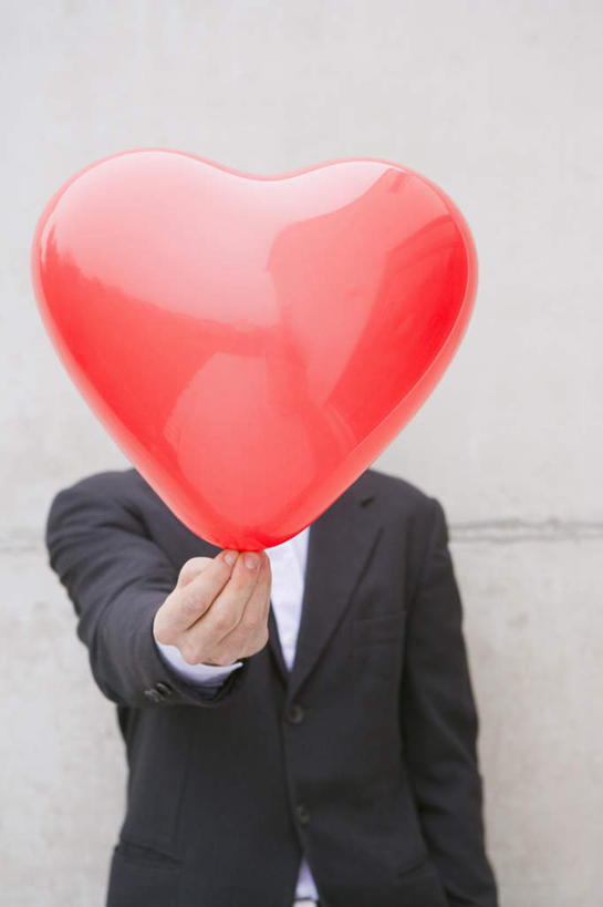 西方人,一个人,商务人士,商务男性,站,竖图,室外,白天,正面,衬衫,爱情,欧洲,欧洲人,仅一个男性,仅一个人,仅一个中年男性,握,套装,爱心,装饰,塑料,墙,浪漫,拿,拿着,注视,墙壁,墙面,红色,气球,塑料制品,观察,看,站着,温暖,温馨,心形,橡胶,恩爱,握着,遮,遮掩,观看,华丽,修饰,点缀,和睦,察看,掩盖,遮挡,关注,商务装,手插袋,单手插袋,工薪阶层,橡胶制品,遮盖,单手抄兜,单手放兜,衬托,美观,雅致,雅观,掩饰,男人,男性,中年男性,白种人,心型,白领,上班族,插兜,手插兜,手放口袋,站立,半身,彩图,衬衣,融洽,手抄兜