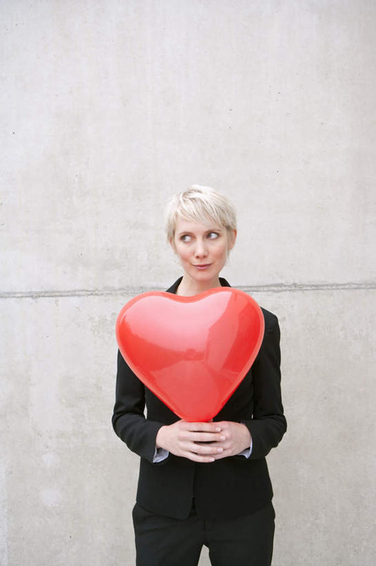 西方人,一个人,商务人士,商务女性,站,笑,微笑,竖图,室外,白天,正面,爱情,欧洲,欧洲人,仅一个女性,仅一个人,握,套装,爱心,装饰,塑料,墙,浪漫,拿,拿着,注视,墙壁,墙面,一个,红色,气球,塑料制品,观察,看,站着,温暖,温馨,心形,橡胶,恩爱,握着,仅一个老年女性,单个,观看,华丽,修饰,点缀,和睦,察看,关注,商务装,工薪阶层,橡胶制品,衬托,美观,雅致,雅观,老年女性,女人,女性,白种人,心型,白领,上班族,站立,半身,彩图,融洽