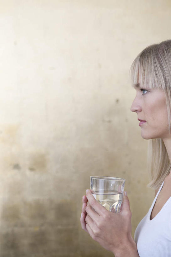 西方人,一个人,站,竖图,室内,白天,侧面,水,杯子,欧洲,欧洲人,仅一个女性,仅一个人,握,服装,液体,墙,拿,拿着,注视,休闲装,饮用水,墙壁,墙面,玻璃制品,衣服,水杯,矿泉水,观察,看,站着,仅一个中年女性,休闲,休闲服,握着,服饰,观看,察看,关注,蒸馏水,女人,女性,中年女性,白种人,玻璃杯,站立,半身,彩图