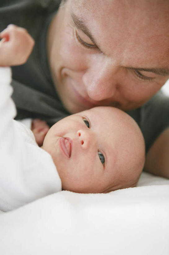 西方人,婴儿,儿童,中年人,两个人,家庭,父亲,躺,笑,吻,微笑,竖图,室内,白天,正面,纯洁,床,欧洲,欧洲人,服装,床单,注视,休闲装,被子,小孩,衣服,观察,看,休闲,温暖,温馨,一家人,休闲服,父爱,可爱,童年,童趣,服饰,单人床,活泼,观看,和睦,察看,被单,关注,宝宝,童真,纯真,烂漫,无邪,卧着,伶俐,天真,男人,男性,中年男性,白种人,孩子,亲,亲吻,躺着,卧,半身,彩图,融洽