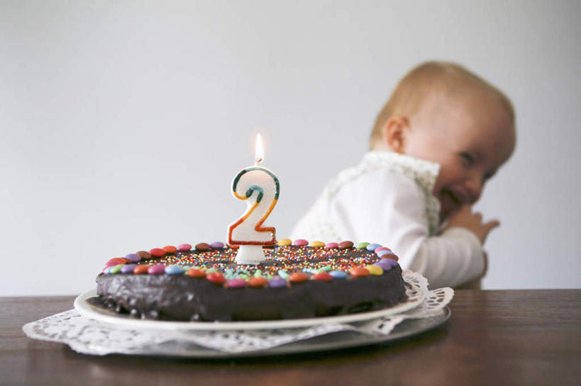 点心,西方人,儿童,一个人,坐,笑,微笑,横图,室内,白天,侧面,纯洁,餐桌,桌子,蜡烛,欧洲,欧洲人,仅一个女性,仅一个人,阴影,服装,光线,标志,火焰,数字,文字,影子,烛光,字符,墙,食品,燃烧,注视,休闲装,文化,标识,墙壁,墙面,食物,糕点,小孩,衣服,生日蛋糕,点燃,观察,看,祈祷,仅一个小孩,休闲,休闲服,可爱,童年,童趣,许愿,阿拉伯数字,服饰,餐台,观看,纪念,祈求,察看,关注,童真,烂漫,无邪,平安,天真,女孩,女人,女性,白种人,孩子,坐着,半身,彩图,蛋糕,女生