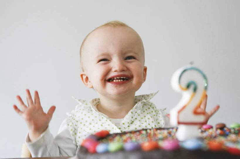 点心,西方人,儿童,一个人,坐,举,笑,微笑,露齿笑,横图,室内,白天,正面,纯洁,蜡烛,欧洲,欧洲人,仅一个女性,仅一个人,阴影,服装,光线,标志,火焰,数字,文字,影子,烛光,字符,墙,食品,燃烧,注视,休闲装,文化,标识,墙壁,墙面,食物,糕点,小孩,衣服,生日蛋糕,点燃,观察,看,祈祷,托,仅一个小孩,休闲,休闲服,可爱,童年,童趣,许愿,阿拉伯数字,服饰,观看,纪念,祈求,察看,关注,童真,烂漫,无邪,平安,天真,女孩,女人,女性,白种人,孩子,举起,举手,举着,向上举,向上伸,向上托,坐着,半身,彩图,蛋糕,女生