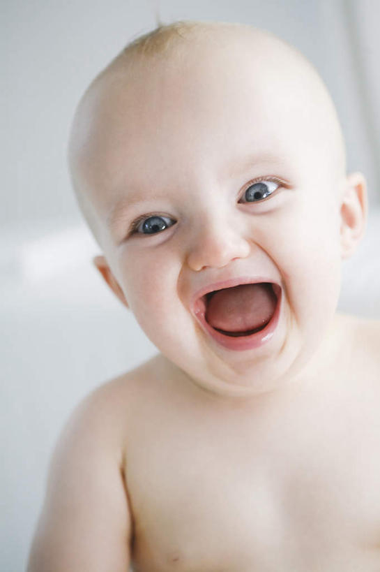 西方人,婴儿,儿童,脸,头,脸颊,胸,一个人,笑,微笑,露齿笑,竖图,室内,特写,白天,正面,纯洁,欧洲,欧洲人,仅一个人,墙,注视,裸露,肩膀,墙壁,墙面,小孩,观察,看,张嘴,可爱,活泼,观看,察看,关注,宝宝,裸,张大嘴巴,纯真,烂漫,无邪,伶俐,天真,白种人,孩子,头部,胸部,脸部,脸蛋,面部,张开嘴,半身,彩图