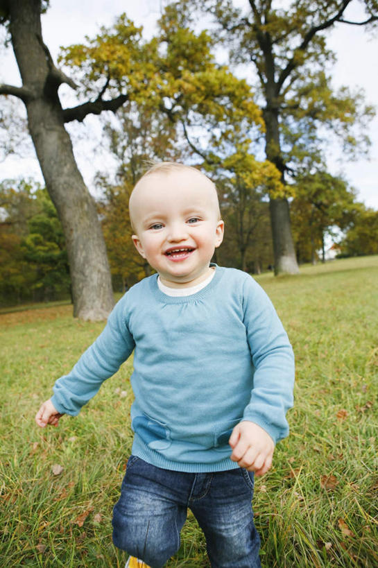 西方人,儿童,一个人,站,笑,微笑,露齿笑,竖图,室外,白天,正面,纯洁,草地,草坪,树林,植物,欧洲,欧洲人,仅一个女性,仅一个人,服装,注视,休闲装,草,树,树木,小孩,衣服,绿色,自然,观察,看,站着,仅一个小孩,休闲,休闲服,可爱,童年,童趣,服饰,生长,成长,观看,察看,关注,童真,烂漫,无邪,天真,女孩,女人,女性,白种人,孩子,站立,半身,彩图,女生