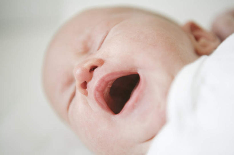 西方人,婴儿,儿童,脸,头,脸颊,一个人,躺,闭眼,哭,横图,室内,特写,白天,正面,婴儿服装,纯洁,欧洲,欧洲人,仅一个人,朦胧,模糊,小孩,张嘴,可爱,眼泪,活泼,泪水,宝宝,张大嘴巴,纯真,烂漫,无邪,卧着,伶俐,天真,白种人,孩子,头部,脸部,脸蛋,面部,张开嘴,闭眼睛,闭着眼,闭着眼睛,躺着,卧,半身,彩图,婴儿服,哭泣,哭啼