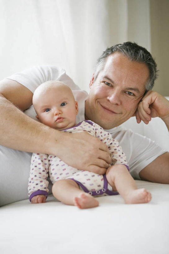 西方人,婴儿,儿童,中年人,两个人,家庭,父亲,坐,躺,笑,微笑,竖图,室内,白天,正面,婴儿服装,纯洁,床,欧洲,欧洲人,撑,服装,双人床,床单,注视,休闲装,被子,小孩,衣服,观察,看,休闲,温暖,温馨,一家人,休闲服,父爱,可爱,童年,童趣,服饰,单人床,活泼,观看,和睦,察看,撑着,被单,关注,宝宝,童真,纯真,烂漫,无邪,卧着,伶俐,天真,男人,男性,中年男性,白种人,孩子,躺着,卧,坐着,半身,彩图,婴儿服,融洽