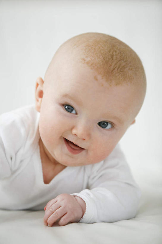 西方人,婴儿,儿童,脸,头,脸颊,手,一个人,笑,微笑,竖图,室内,特写,白天,正面,婴儿服装,纯洁,床,欧洲,欧洲人,仅一个人,床单,注视,被子,肩膀,小孩,观察,看,趴着,手部,可爱,单人床,活泼,观看,单手,察看,被单,关注,宝宝,纯真,烂漫,无邪,伶俐,天真,白种人,孩子,头部,脸部,脸蛋,面部,趴,半身,彩图,婴儿服