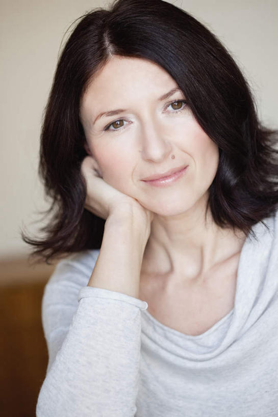 西方人,一个人,笑,微笑,竖图,室内,白天,正面,欧洲,欧洲人,仅一个女性,仅一个人,撑,服装,朦胧,模糊,墙,注视,休闲装,墙壁,墙面,衣服,观察,看,仅一个中年女性,休闲,休闲服,服饰,观看,察看,撑着,关注,女人,女性,中年女性,白种人,半身,彩图