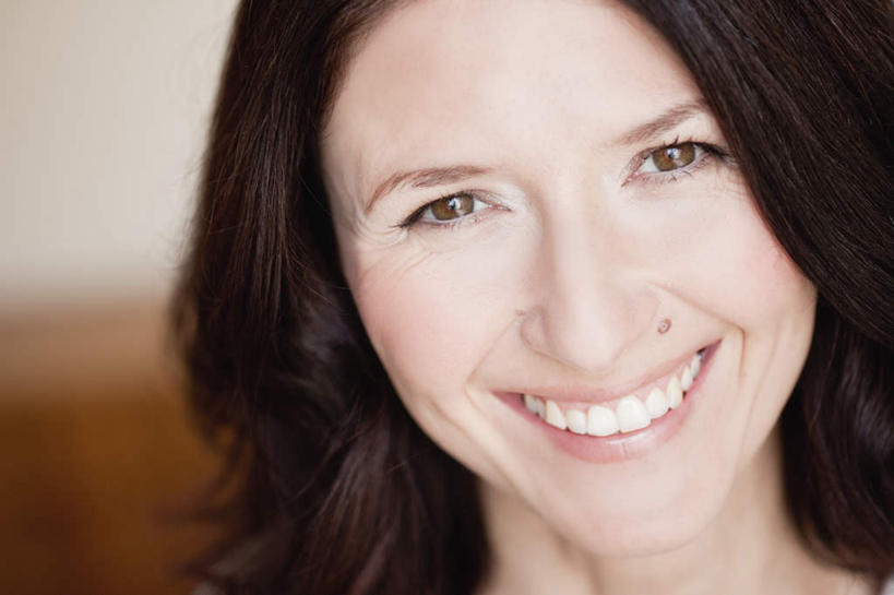 西方人,脸,头,脸颊,一个人,笑,微笑,露齿笑,横图,室内,特写,白天,正面,欧洲,欧洲人,仅一个女性,仅一个人,朦胧,模糊,墙,棕色,注视,墙壁,墙面,观察,看,仅一个中年女性,观看,察看,关注,女人,女性,中年女性,白种人,头部,长发,卷发,脸部,脸蛋,面部,半身,彩图