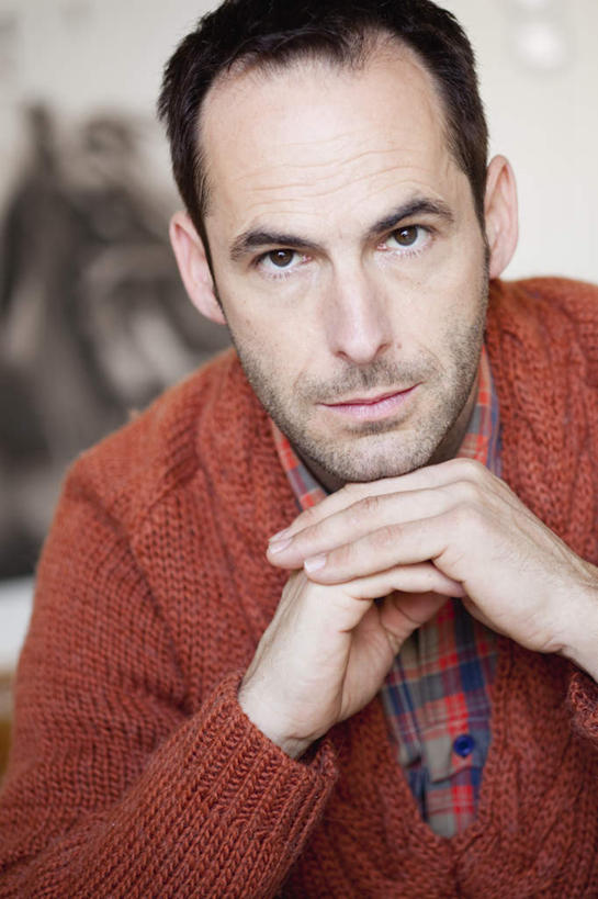 西方人,一个人,竖图,室内,白天,正面,欧洲,欧洲人,仅一个男性,仅一个人,仅一个中年男性,撑,服装,墙,托腮,注视,休闲装,墙壁,墙面,衣服,观察,看,托,休闲,休闲服,服饰,观看,察看,关注,托下巴,男人,男性,中年男性,白种人,半身,彩图